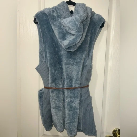 NWOT-Never worn, like new Soft sherpa thin fabric Vest. - Picture 2 of 3